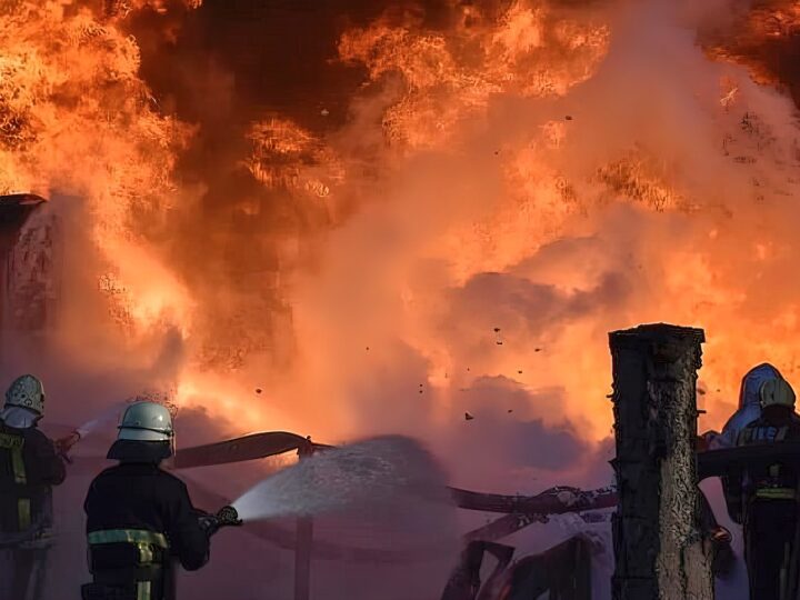 Promnik: W podkieleckiej miejscowości zapaliło się wysypisko. Z ogromnym pożarem walczyło ok. 80 strażaków