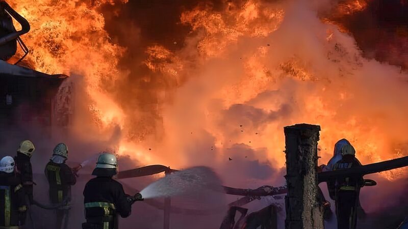 Promnik: W podkieleckiej miejscowości zapaliło się wysypisko. Z ogromnym pożarem walczyło ok. 80 strażaków