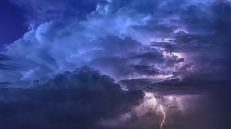 Synoptycy zapowiadają na poniedziałek załamanie pogody. Wydano alerty związane z burzami, ulewami i gradobiciem