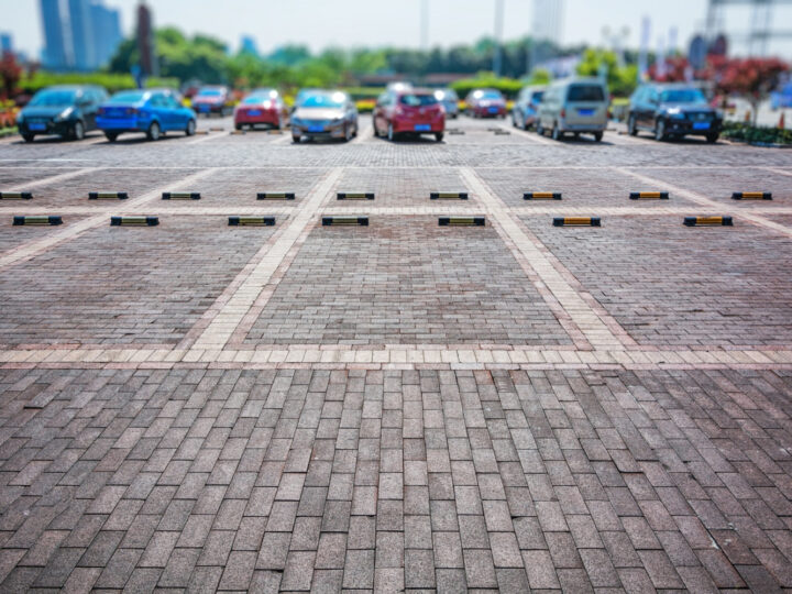 Kierowcy zostali pozbawieni parkingu pod jednym z kieleckich urzędów pocztowych