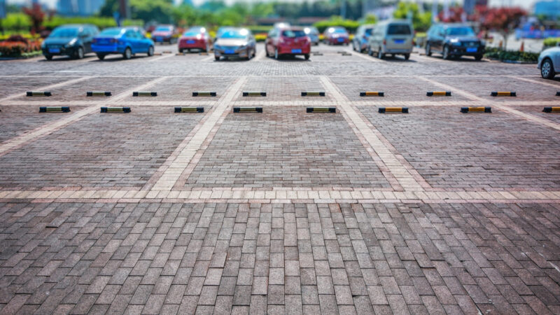 Kierowcy zostali pozbawieni parkingu pod jednym z kieleckich urzędów pocztowych