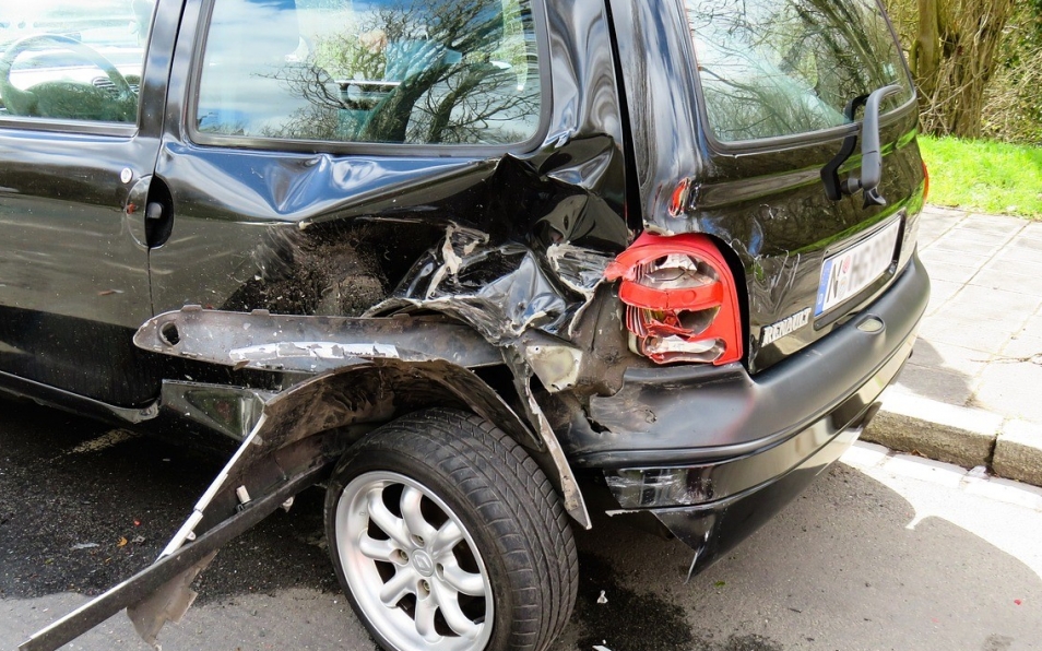 Tragiczne wydarzenie na drogach Kielc: dwie ofiary śmiertelne w wyniku zderzenia samochodu i autobusu