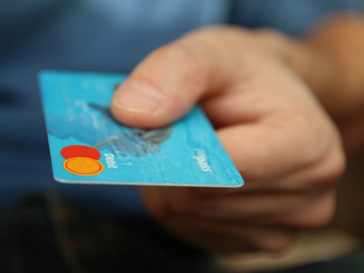 25-latek i jego nieletni kolega mogą trafić za kratki za bezprawne korzystanie z cudzej karty płatniczej