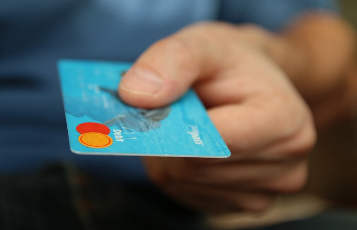 25-latek i jego nieletni kolega mogą trafić za kratki za bezprawne korzystanie z cudzej karty płatniczej