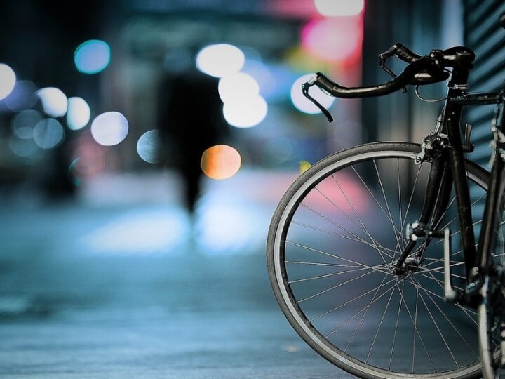 Wypadek w centrum Kielc: 15-letni rowerzysta potrącony przez samochód