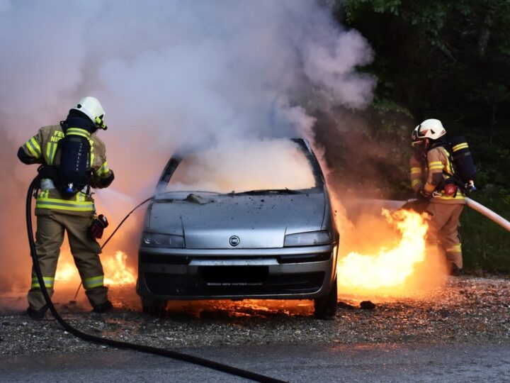 Wypadek drogowy zakończony pożarem pojazdu na ul. Krakowskiej w Kielcach