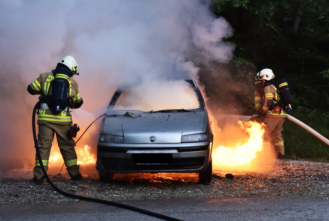 Wypadek drogowy zakończony pożarem pojazdu na ul. Krakowskiej w Kielcach
