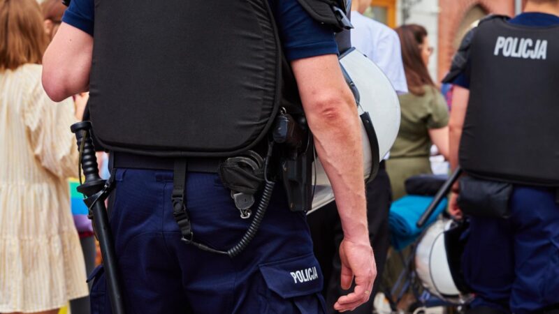 Przestępca z Radomia kradnie z samochodu fortunę w gotówce, a potem zatrzymuje go policja