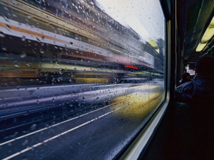 Niefortunne zdarzenie w kieleckim autobusie miejskim: Pasażer upadł tracąc równowagę, konieczna była interwencja służb ratunkowych