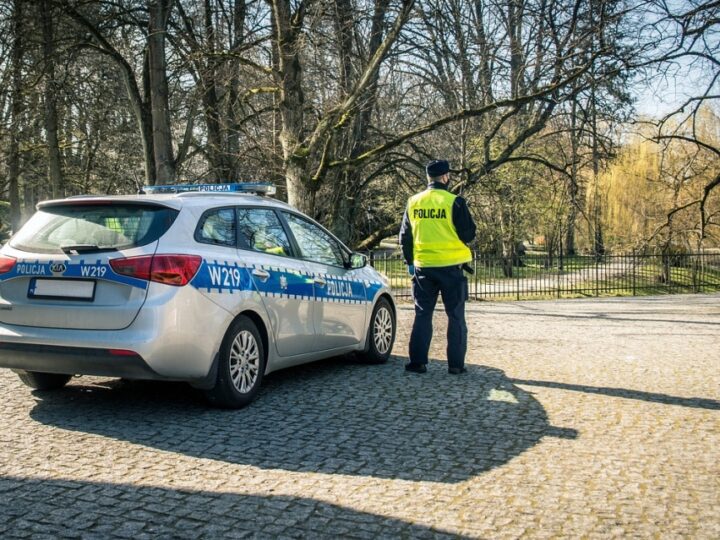 Tragiczny incydent drogowy w Świętokrzyskiem: Potrącenie 15-letniej dziewczyny i kolizja z kolejnym samochodem