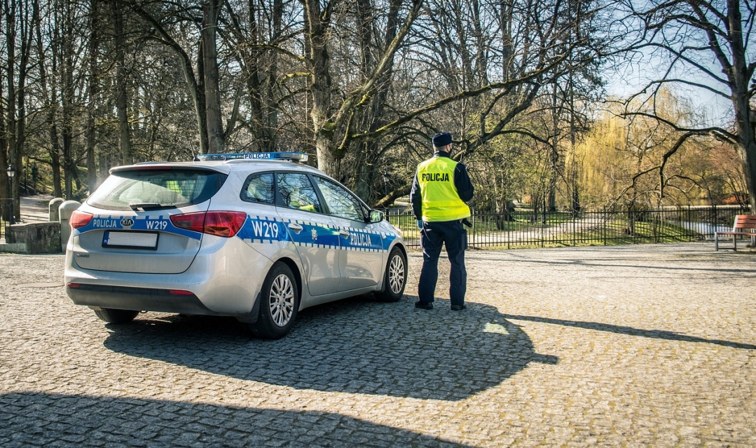 Tragiczny incydent drogowy w Świętokrzyskiem: Potrącenie 15-letniej dziewczyny i kolizja z kolejnym samochodem