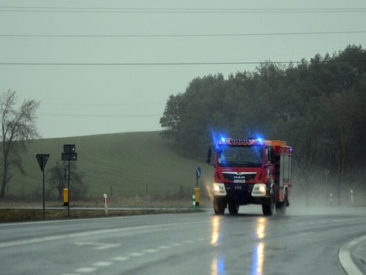 Pożar drewnianego domu w Pęchowie: dwa poszkodowane osoby