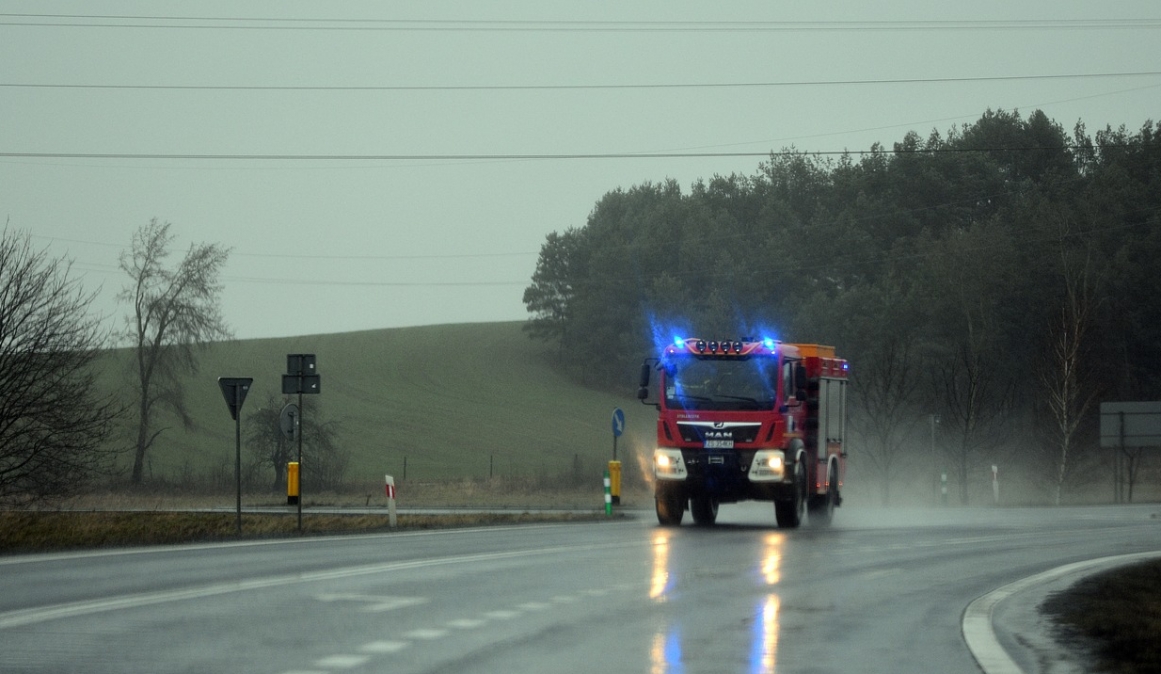 Pożar drewnianego domu w Pęchowie: dwa poszkodowane osoby