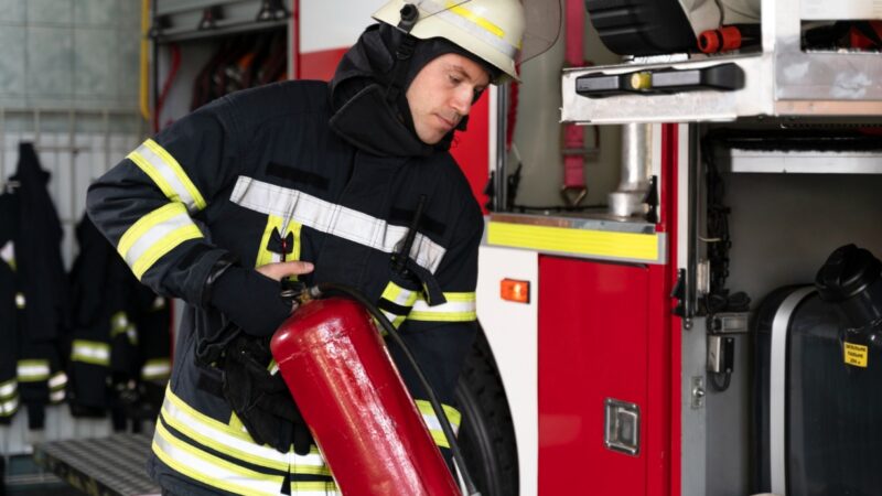 Ekstensywne działania strażaków przyniosły skutek – pożar dawnej placówki medycznej na ulicy Ogrodowej został ugaszony