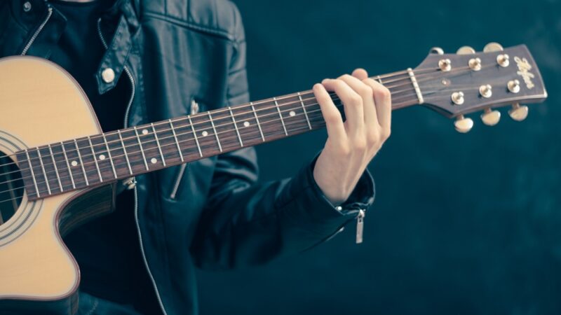 Profesjonalista od dzwięków, Piotr Restecki, zaprasza na warsztaty gitarowe do "Zameczku" w Kielcach