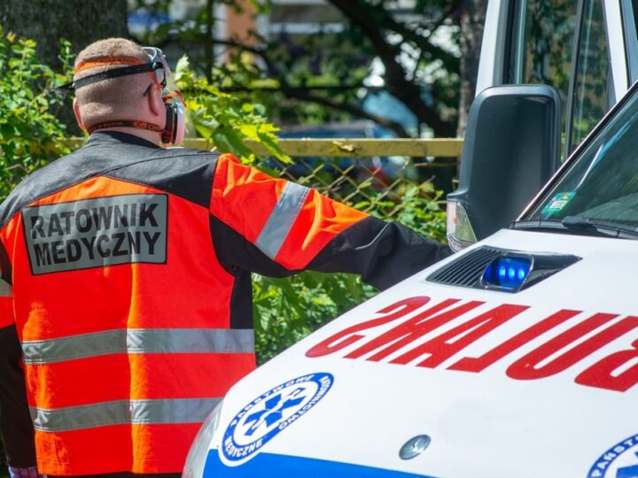 Skarżysko-Kamienna: Kolizja dwóch samochodów na skrzyżowaniu, jedna osoba hospitalizowana