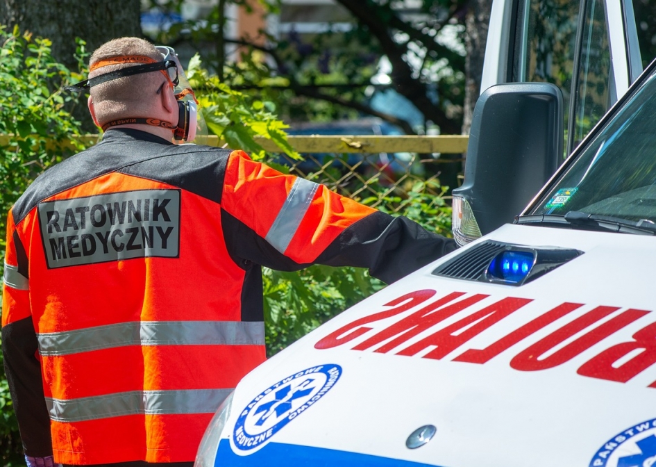 Skarżysko-Kamienna: Kolizja dwóch samochodów na skrzyżowaniu, jedna osoba hospitalizowana