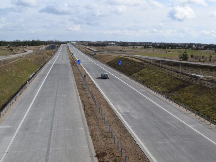 Spotkanie dwóch pojazdów na drodze krajowej nr 7 koło Kielc