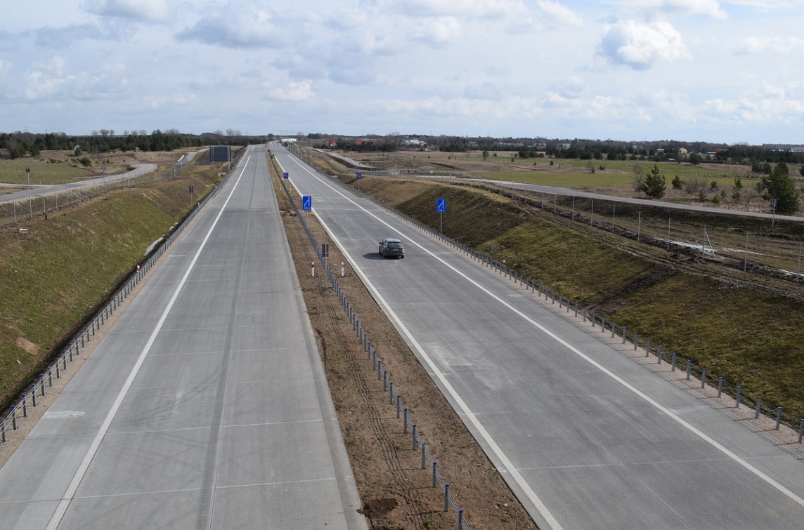 Spotkanie dwóch pojazdów na drodze krajowej nr 7 koło Kielc