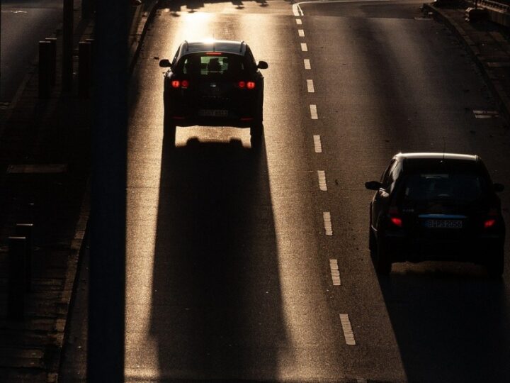 Sośniczany: Samochód osobowy dachował po uderzeniu w betonowy przepust