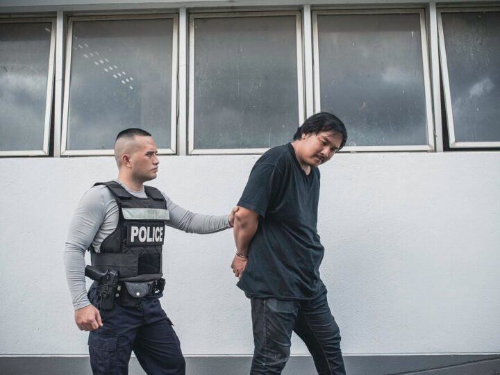 Mężczyzna uciekał przed policją, wyrzucając narkotyki na ulicę