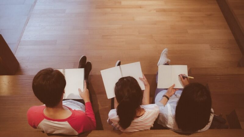 Lekcje na świeżym powietrzu w Kielcach: Remonty szkół wymuszają nową formę edukacji