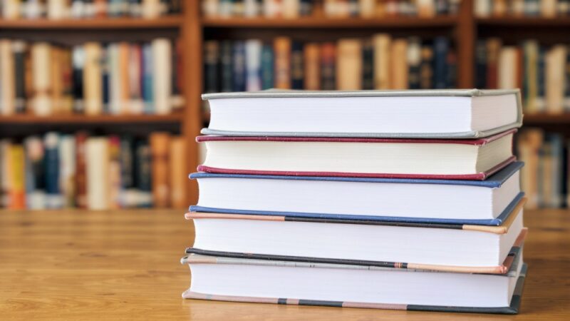 Agnieszka Athar w Kielcach: Poetycka podróż przez wspomnienia i miłość w rytmie wierszy