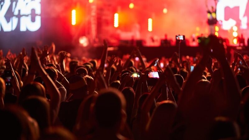 Ałbena Grabowska w Chęcinach: Literackie Spotkanie z Muzycznym Akcentem