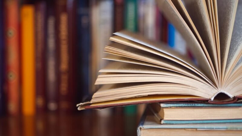 Literacki listopad pełen emocji w Kielcach: Spotkania, koncerty i podróże po literaturze!