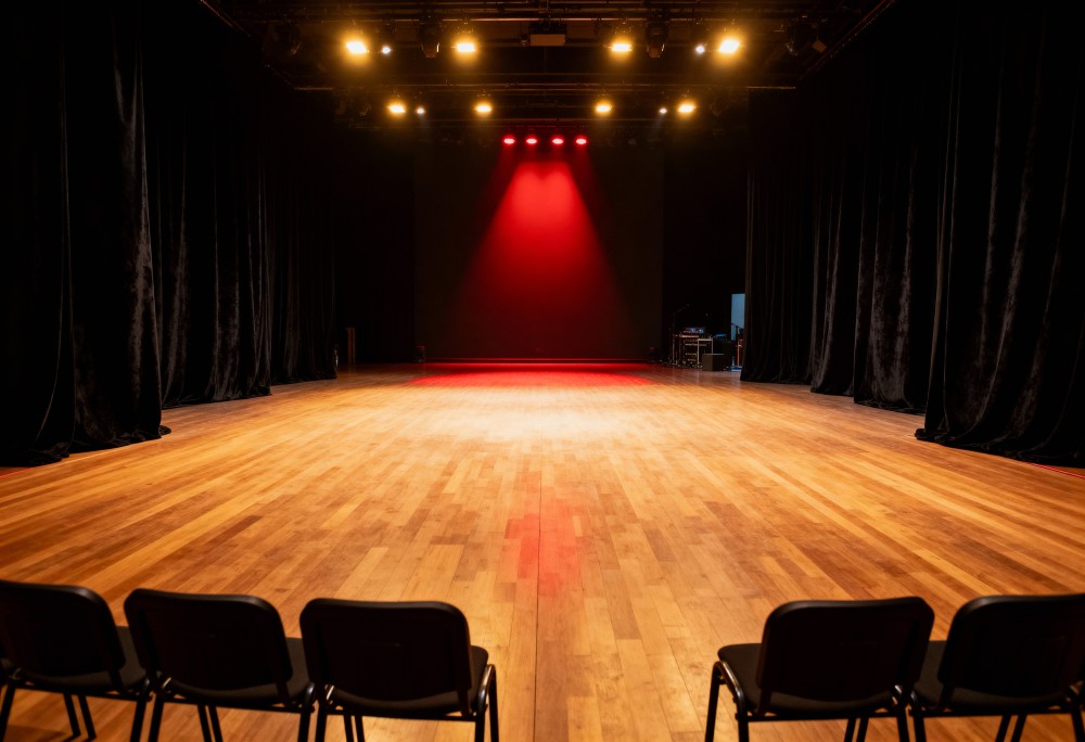 Teatr SEN-ior w Kielcach: Emocjonująca premiera „HEJ – T” o przyjaźni i akceptacji