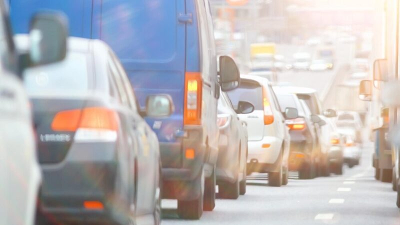 Awaria samochodu paraliżuje ruch na kluczowym skrzyżowaniu w mieście