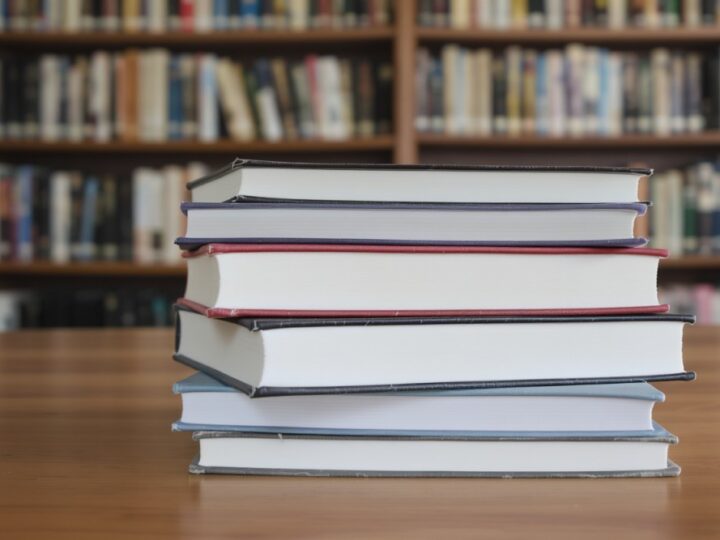 Tkanina artystyczna w bibliotece – poznaj twórczość Katarzyny Niewęgłowskiej