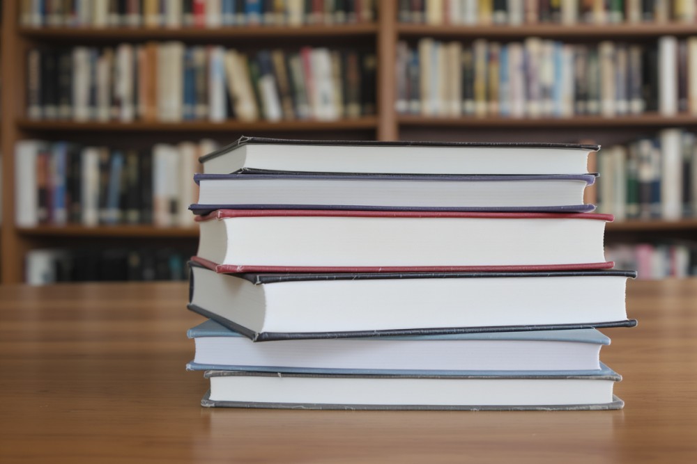 Tkanina artystyczna w bibliotece – poznaj twórczość Katarzyny Niewęgłowskiej