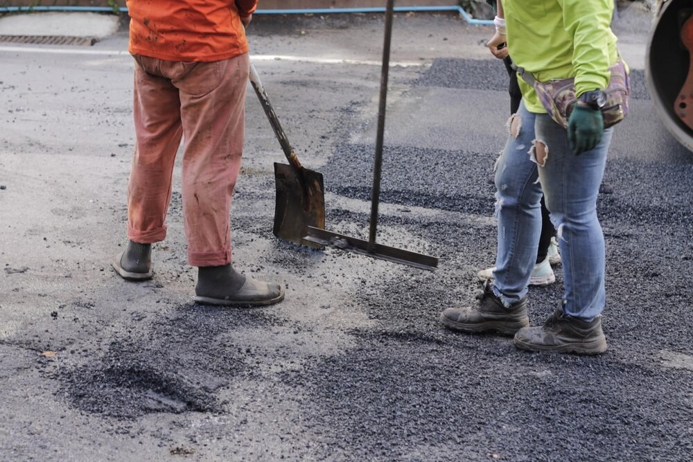 Nowe inwestycje drogowe w Chmielniku: cztery odcinki zwiększają bezpieczeństwo mieszkańców