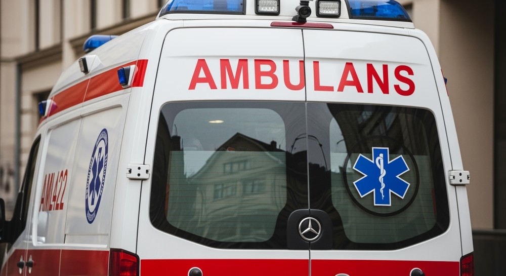 Błyskawiczna akcja: Policjanci ratują mężczyznę z płonącego domu