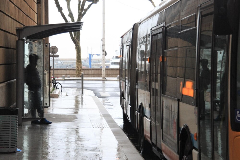 Oblodzone drogi, opóźnione autobusy – jak śledzić ich lokalizację?