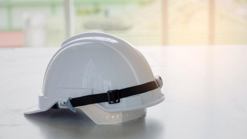 Pochylnia dla niepełnosprawnych przy muszli koncertowej w Parku Miejskim w budowie