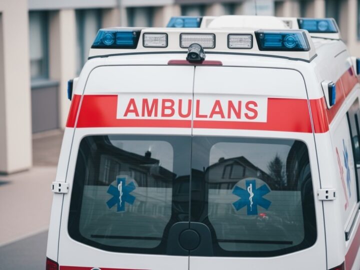 Policjanci ratują mężczyznę z urazem nogi w lesie