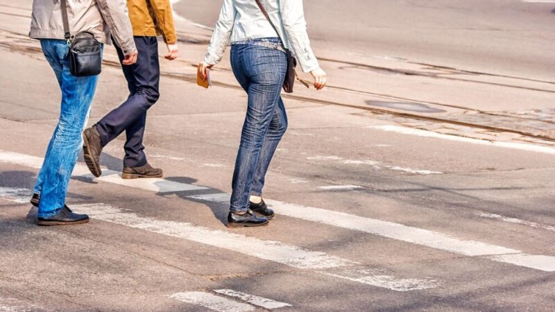 Bohaterska interwencja policjanta ratuje życie po wypadku w Kielcach