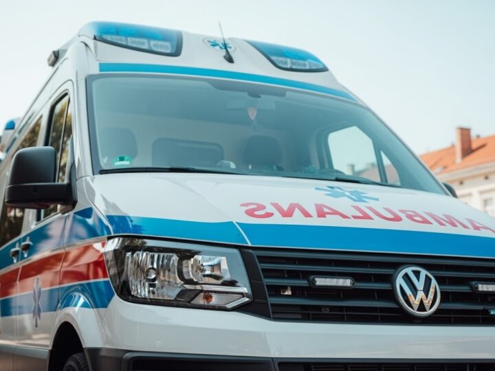 Dzielnicowi ratują 62-latkę w skrajnych warunkach zimowych