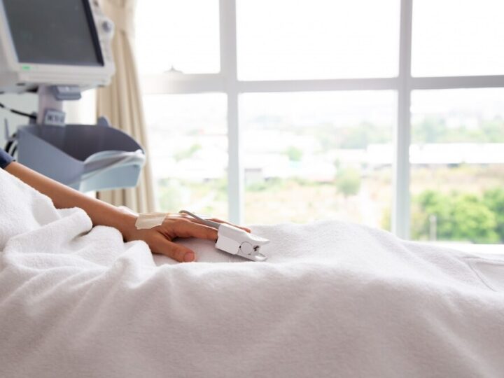 Bezpłatne szczepienia dla dzieci w Daleszycach – burmistrz podpisuje umowy z przychodniami