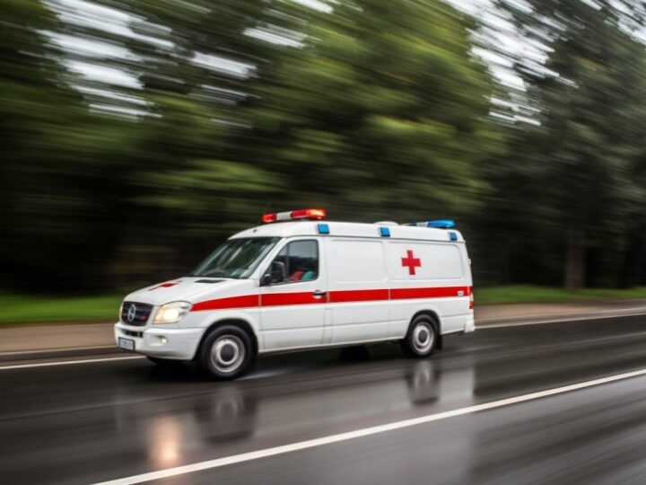 Pijani mężczyźni chcieli nocować na klatce schodowej – policja uratowała ich przed niebezpieczeństwem