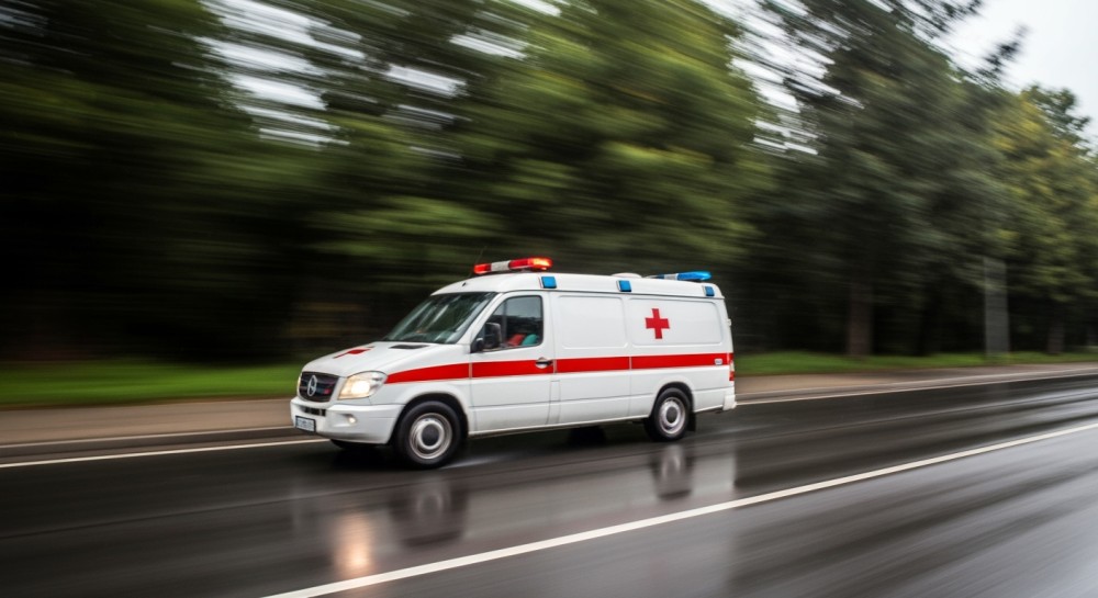 Pijani mężczyźni chcieli nocować na klatce schodowej – policja uratowała ich przed niebezpieczeństwem