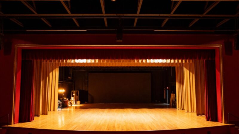 Teatr Gudejko zaskakuje polską wersją „Goło i wesoło” w WDK