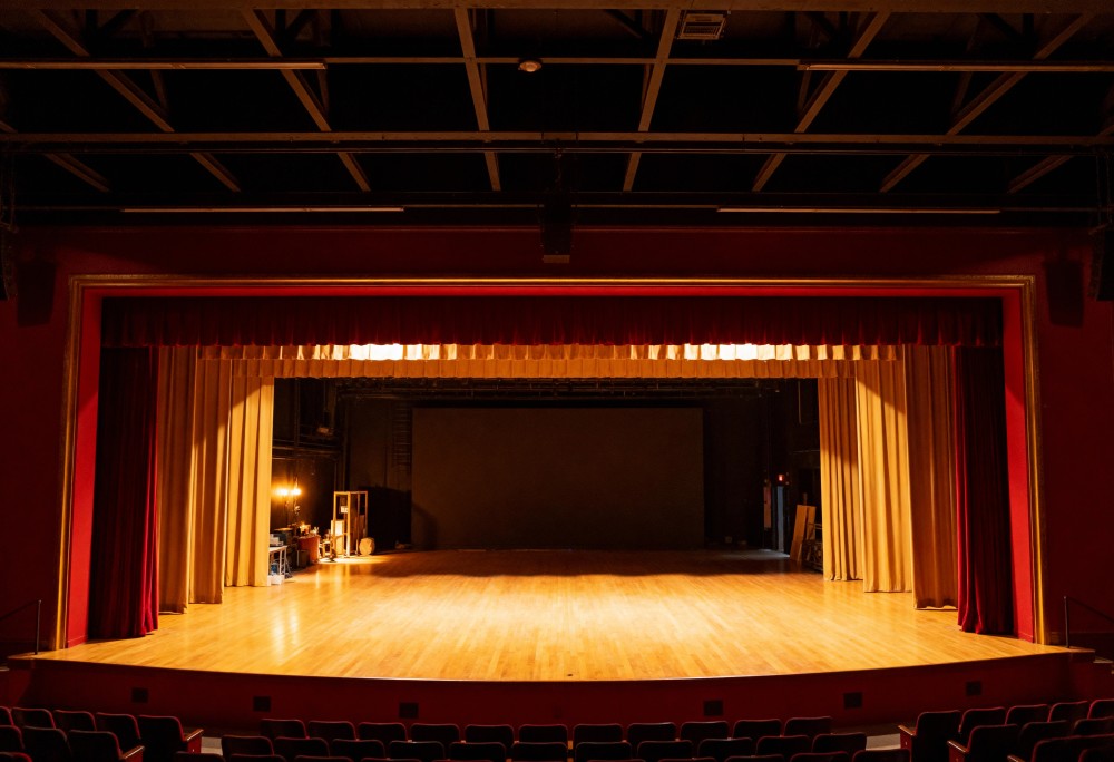 Teatr Gudejko zaskakuje polską wersją „Goło i wesoło” w WDK