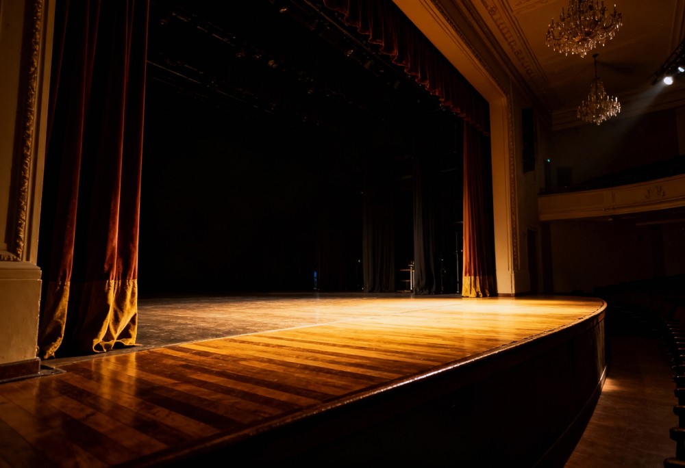 Śmiech i muzyka w Łagowie: mieszkańcy podziwiali komedię „Piętro wyżej