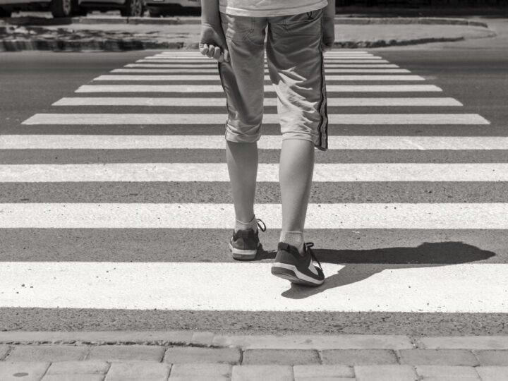 Zebra na drodze: dzieci uczą się bezpieczeństwa w Łagowie