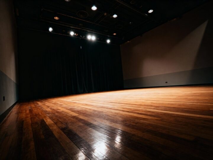 Nowa lokalizacja, te same magiczne przeżycia: spektakl „Witajcie w naszej bajce” przeniesiony!