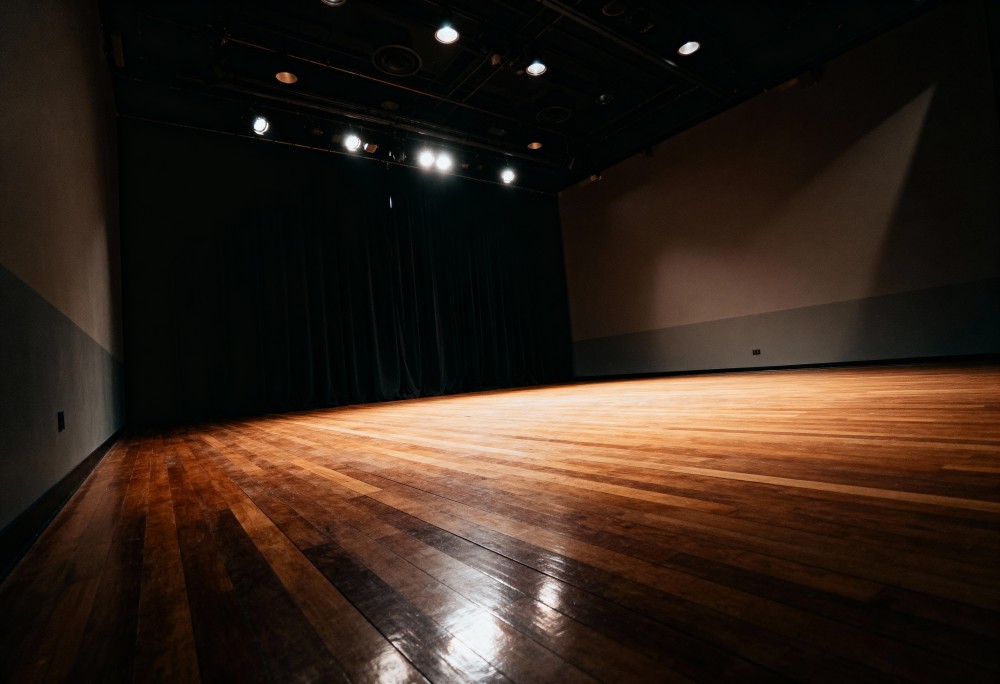 Nowa lokalizacja, te same magiczne przeżycia: spektakl „Witajcie w naszej bajce” przeniesiony!