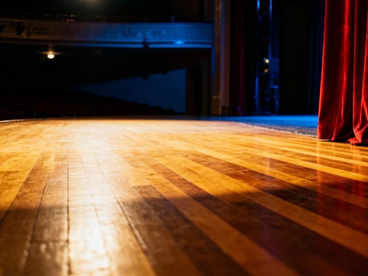 Ławka, która porusza: emocjonalny spektakl w Wojewódzkim Domu Kultury